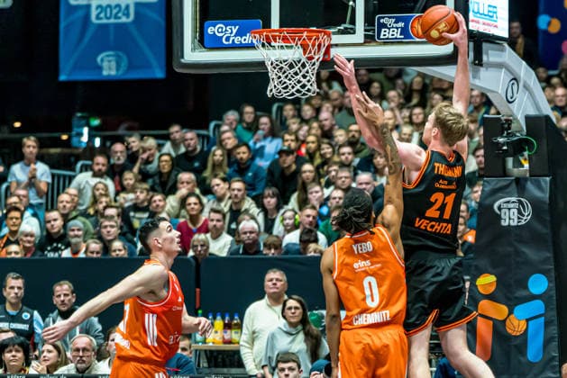 Chemnitz, Germany 04 January 2026 1 BBL 2025 2026 Niners Chemnitz vs Rasta Vechta In the picture from left in a duel Kevin Yebo 99 and Lars Thiemann Vechta Copyright: xFotostandx xNachtigallx