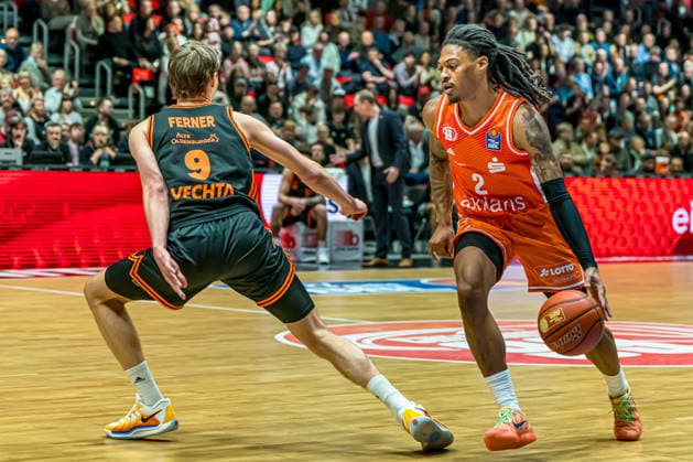 Chemnitz, Germany 04 January 2026 1 BBL 2025 2026 Niners Chemnitz vs Rasta Vechta In the picture Joschka Ferner Vechta and Nike Sibande 99 Copyright: xFotostandx xNachtigallx