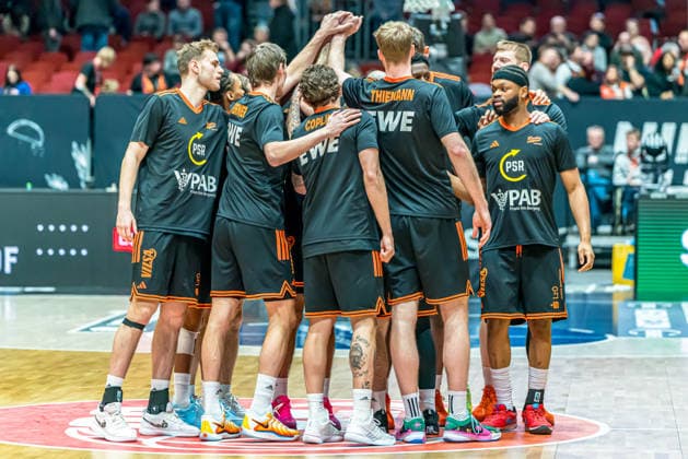 Chemnitz, Germany 04 January 2026 1 BBL 2025 2026 Niners Chemnitz vs Rasta Vechta In the picture The Vechta players form a team circle to close ranks Copyright: xFotostandx xNachtigallx