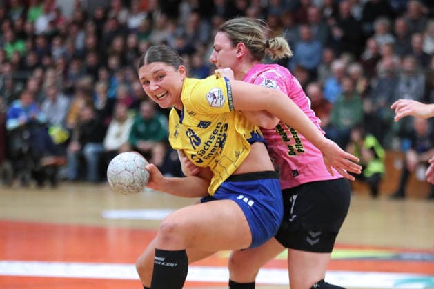 Handball, 2 Alsco HBF HC Leipzig Füchse Berlin 04 01 2026 Laura Klocke 13, HC Leipzig is attacked by Angela Cappelaro 17, Füchse Berlin 2 Alsco Handball Bundesliga Frauen, HBF, Saison 2025 2026, 12 Spieltag HC Leipzig vs Füchse Berlin am 04 01 2026 in der Sporthalle Brüderstraße Leipzig Copyright: xBEAUTIFULxSPORTS JanxKaeferx