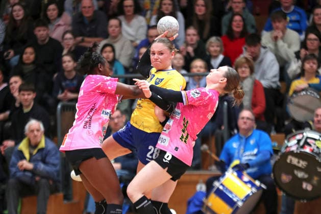 Handball, 2 Alsco HBF HC Leipzig Füchse Berlin 04 01 2026 Lara Tauchmann 28, HC Leipzig between Kristina Fodjo 8, Füchse Berlin and Lara Sophie Fichtner 6, Füchse Berlin 2 Alsco Handball Bundesliga Frauen, HBF, Saison 2025 2026, 12 Spieltag HC Leipzig vs Füchse Berlin am 04 01 2026 in der Sporthalle Brüderstraße Leipzig Copyright: xBEAUTIFULxSPORTS JanxKaeferx