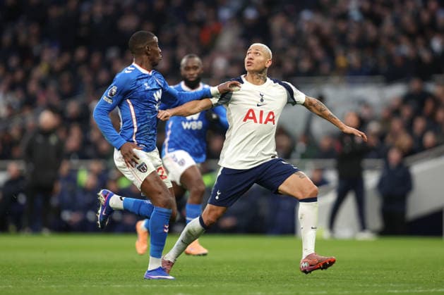 Tottenham v Sunderland 04 Januar 2026, London Premier League Fußball Tottenham Hotspur v Sunderland Nordi Mukiele von Sunderland und Richarlison von Tottenham Hotspur Foto Charlotte Wilson Abseits London UK  Copyright: xCharlottexWilsonx xOffsidexOffside