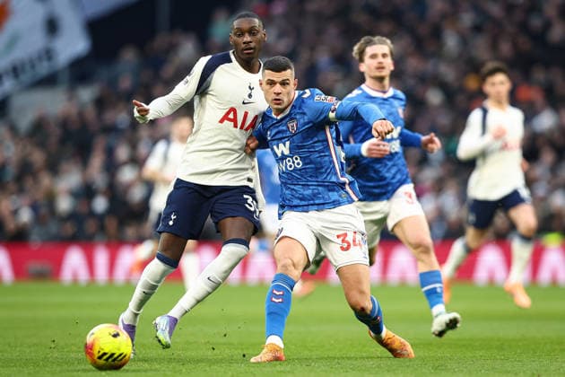 Tottenham Hotspur v Sunderland, Premier League Granit Xhaka of Sunderland tackles Randal Kolo Muani of Tottenham Hotspur during the Tottenham Hotspur v Sunderland Premier League match at the Tottenham Hotspur Stadium, London, England on 4 January 2026 Credit: Ian Stephen Every Second Media Editorial use only. All images are copyright Every Second Media Limited. No images may be reproduced without prior permission. All rights reserved. Premier League and Football League images are subject to licensing agreements with Football DataCo Limited. see https: www.football-dataco.com Copyright: xIMAGO EveryxSecondxMediax ESM-1734-0021 IanxStephenx xEveryxSecondxMediax