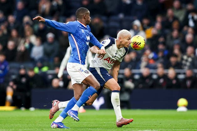 Tottenham Hotspur v Sunderland, Premier League Nordi Mukiele of Sunderland battles with Richarlison of Tottenham Hotspur during the Tottenham Hotspur v Sunderland Premier League match at the Tottenham Hotspur Stadium, London, England on 4 January 2026 Credit: Ian Stephen Every Second Media Editorial use only. All images are copyright Every Second Media Limited. No images may be reproduced without prior permission. All rights reserved. Premier League and Football League images are subject to licensing agreements with Football DataCo Limited. see https: www.football-dataco.com Copyright: xIMAGO EveryxSecondxMediax ESM-1734-0030 IanxStephenx xEveryxSecondxMediax