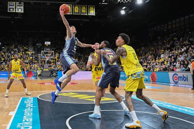 GER, Basketball, easy Credit BBL, EWE Baskets Oldenburg vs ALBA Berlin 04 01 2026, EWE Arena, Oldenburg, GER, easy Credit BBL, EWE Baskets Oldenburg vs ALBA Berlin, pictured Martin HERMANNSSON ALBA Berlin 15 Michale KYSER EWE Baskets Oldenburg 12 J wan ROBERTS ALBA Berlin 13 nordphotoxgmbhx xRojahn nph00310