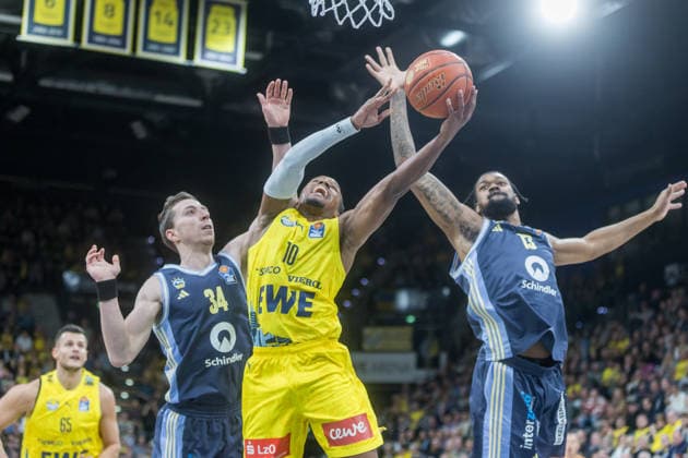Oldenburg, Lower Saxony, DEU, 04 01 2026, James Woodard center, EWE Baskets Oldenburg , Justin Bean left, Alba Berlin and J wan Roberts right, Alba Berlin EWE Baskets Oldenburg vs Alba Berlin Basketball 1 Basketball Bundesliga Season 2025 2026, Matchday 14, Grosse EWE Arena EWE Baskets Oldenburg vs Alba Berlin www.andreas-burmann.de