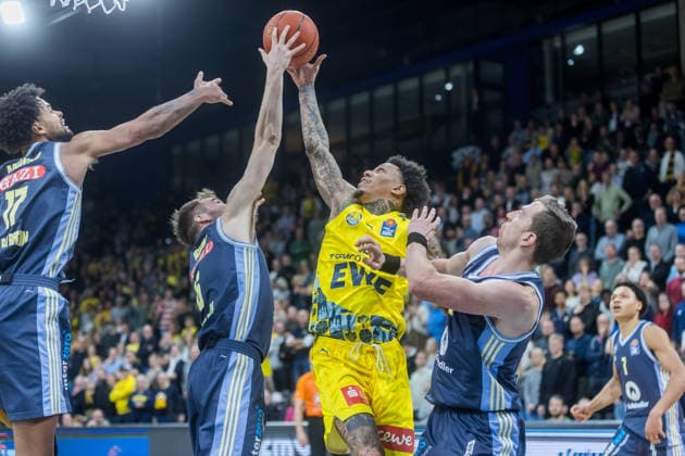 Oldenburg, Lower Saxony, DEU, 04 01 2026, Michale Kyser center, EWE Baskets Oldenburg , Malte Delow 2 v left, Alba Berlin , Norris Agbakoko left, Alba Berlin and Justin Bean right, Alba Berlin EWE Baskets Oldenburg vs Alba Berlin Basketball 1 Basketball Bundesliga Season 2025 2026, Matchday 14, Grosse EWE Arena EWE Baskets Oldenburg vs Alba Berlin www.andreas-burmann.de