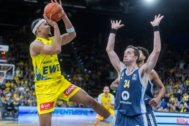 Oldenburg, Lower Saxony, DEU, 04 01 2026, Nicholas Tischler left, EWE Baskets Oldenburg and Justin Bean right, Alba Berlin EWE Baskets Oldenburg vs Alba Berlin Basketball 1 Basketball Bundesliga Season 2025 2026, Matchday 14, Grosse EWE Arena EWE Baskets Oldenburg vs Alba Berlin www.andreas-burmann.de