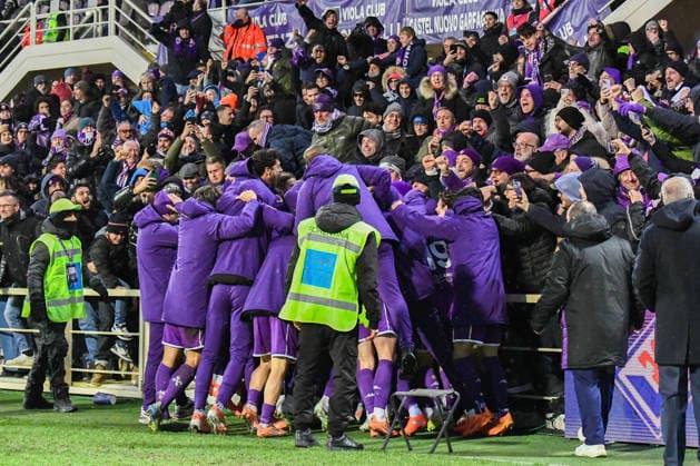 CALCIO - Serie A - ACF Fiorentina vs US Cremonese Bioty Moise Kean (Fiorentina) celebrates with teammates after scoring the 1-0 goal during ACF Fiorentina vs US Cremonese, Italian soccer Serie A match in Florence, Italy, January 04 2026 Florence Italy  Copyright: xIPAxSport ABACAx
