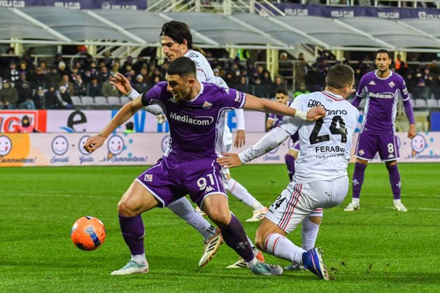 Roberto Piccoli (Fiorentina) thwarted by Filippo Terracciano (Cremonese) during ACF Fiorentina vs US Cremonese, Italian soccer Serie A match in Florence, Italy, January 04 2026  Copyright: xFabioxFagiolini IPAxSportx xipa-agency.netx xx IPA_69685515 IPA_Agency_IPA69685515