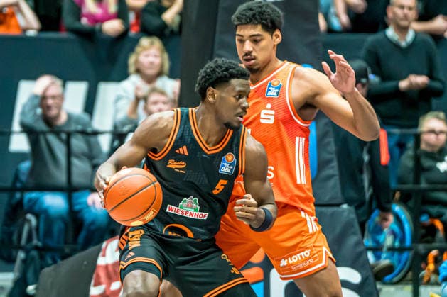 Chemnitz, Germany 04 January 2026 1 BBL 2025 2026 Niners Chemnitz vs Rasta Vechta In the picture from left in the duel TJ Bamba Vechta and Kostja Mushidi 99 Copyright: xFotostandx xNachtigallx