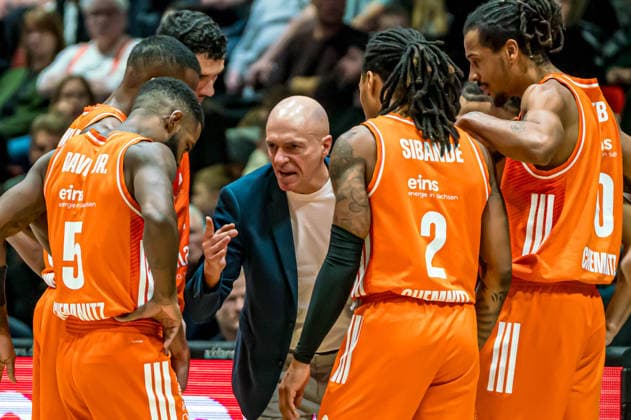 Chemnitz, Germany 04 January 2026 1 BBL 2025 2026 Niners Chemnitz vs Rasta Vechta In the picture Head Coach Rodrigo Pastore 99 4 from left with his teammates during a break in the game Copyright: xFotostandx xNachtigallx