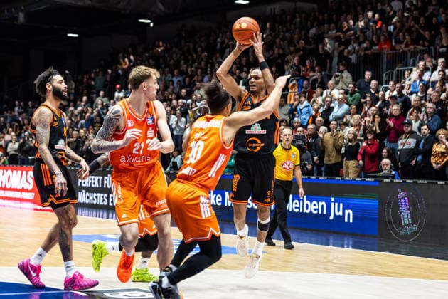 GER, easy Credit Basketball Bundesliga, Niners Chemnitz RASTA Vechta 04 01 2026, Messe, Chemnitz, GER, easy Credit Basketball Bundesliga, Niners Chemnitz RASTA Vechta Alonzo Verge Jr RASTA Vechta 11 , Kaza Kajami Keane Niners Chemnitz, 10 Foto Alexander Trienitz Chemnitz Messe Sachsen Germany