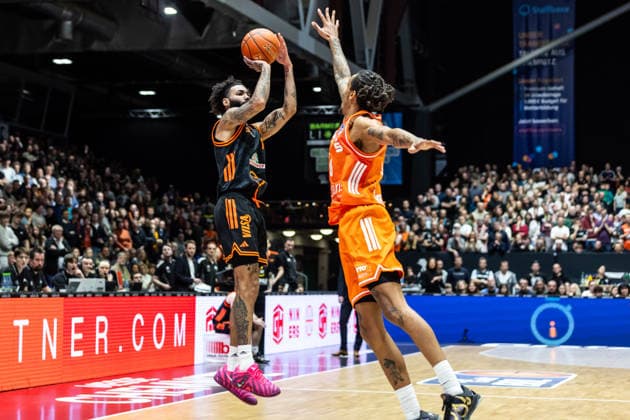 GER, easy Credit Basketball Bundesliga, Niners Chemnitz RASTA Vechta 04 01 2026, Messe, Chemnitz, GER, easy Credit Basketball Bundesliga, Niners Chemnitz RASTA Vechta Tevin Brown RASTA Vechta 10 , Kevin Yebo Niners Chemnitz, 0 Foto Alexander Trienitz Chemnitz Messe Sachsen Germany