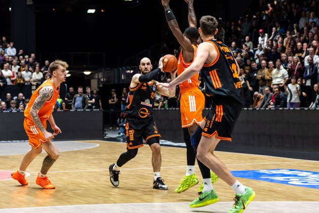 GER, easy Credit Basketball Bundesliga, Niners Chemnitz RASTA Vechta 04 01 2026, Messe, Chemnitz, GER, easy Credit Basketball Bundesliga, Niners Chemnitz RASTA Vechta Tommy Kuhse RASTA Vechta 12 Foto Alexander Trienitz Chemnitz Messe Sachsen Germany