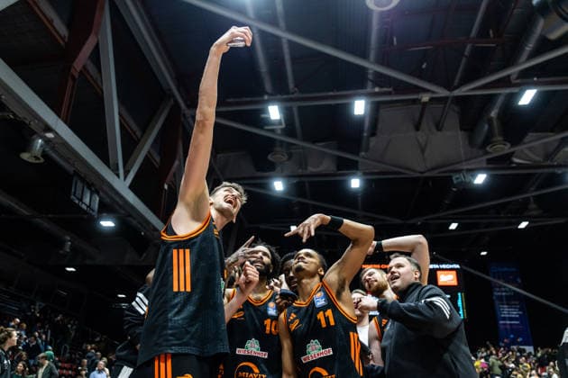 GER, easy Credit Basketball Bundesliga, Niners Chemnitz RASTA Vechta 04 01 2026, Messe, Chemnitz, GER, easy Credit Basketball Bundesliga, Niners Chemnitz RASTA Vechta Tibor Pleiss Tibor Pleiss RASTA Vechta 22 cheers with the team Photo Alexander Trienitz Chemnitz Messe Sachsen Germany