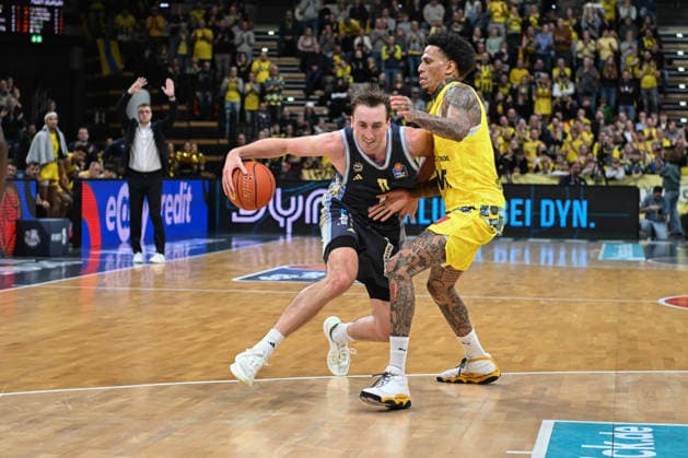 GER, Basketball, easy Credit BBL, EWE Baskets Oldenburg vs ALBA Berlin 04 01 2026, EWE Arena, Oldenburg, GER, easy Credit BBL, EWE Baskets Oldenburg vs ALBA Berlin, in the picture Moses WOOD ALBA Berlin 11 Michale KYSER EWE Baskets Oldenburg 12 nordphotoxgmbhx xRojahn nph00310