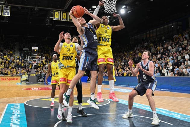GER, Basketball, easy Credit BBL, EWE Baskets Oldenburg vs ALBA Berlin 04 01 2026, EWE Arena, Oldenburg, GER, easy Credit BBL, EWE Baskets Oldenburg vs ALBA Berlin, pictured Malte DELOW ALBA Berlin 6 James WOODARD EWE Baskets Oldenburg 10 Tomislav ZUBCIC EWE Baskets Oldenburg 33 Moses WOOD ALBA Berlin 11 nordphotoxgmbhx xRojahn nph00310