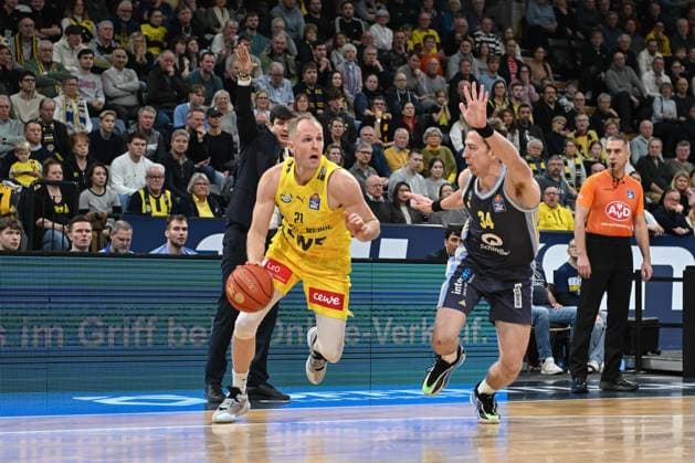 GER, Basketball, easy Credit BBL, EWE Baskets Oldenburg vs ALBA Berlin 04 01 2026, EWE Arena, Oldenburg, GER, easy Credit BBL, EWE Baskets Oldenburg vs ALBA Berlin, pictured Seth HINRICHS EWE Baskets Oldenburg 21 Justin BEAN ALBA Berlin 34 Pedro CALLES ALBA Berlin Head Coach Head Coach nordphotoxgmbhx xRojahn nph00310
