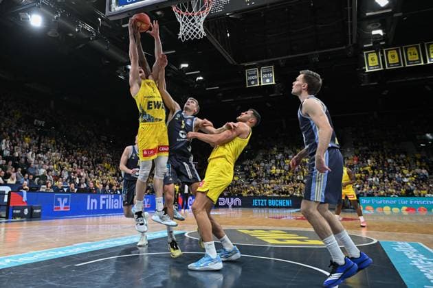 GER, Basketball, easy Credit BBL, EWE Baskets Oldenburg vs ALBA Berlin 04 01 2026, EWE Arena, Oldenburg, GER, easy Credit BBL, EWE Baskets Oldenburg vs ALBA Berlin, pictured Seth HINRICHS EWE Baskets Oldenburg 21 Sam GRIESEL ALBA Berlin 5 Filip STANIC EWE Baskets Oldenburg 65 Martin HERMANNSSON ALBA Berlin 15 nordphotoxgmbhx xRojahn nph00310