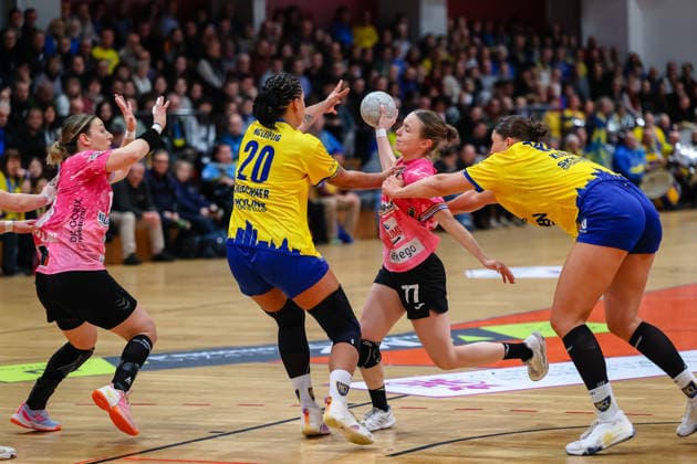 Leoni Bassiner Fuechse Berlin Women, 77 on the ball, blocked by Sharleen Juliette Greschner HC Leipzig, 20 and Laura Sophie Klocke HC Leipzig, 13 , HC Leipzig vs Fuechse Berlin, Handball, 2 Alsco Handball Bundesliga Women, Matchday 12, Season 2025 2026, 04 01 2026, HC Leipzig vs Fuechse Berlin, Handball, 2 Alsco Handball Bundesliga Women, Matchday 12, Season 2025 2026, 04 01 2026 Leipzig Copyright: xEibner-Pressefoto LauraxRoemerx EP_LRR