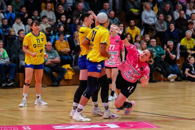 Angela Cappellaro Fuechse Berlin Women, 17 throws the ball, goes down against Sharleen Juliette Greschner HC Leipzig, 20 , HC Leipzig vs Fuechse Berlin, Handball, 2 Alsco Handball Bundesliga Women, Matchday 12, Season 2025 2026, 04 01 2026, HC Leipzig vs Fuechse Berlin, Handball, 2 Alsco Handball Bundesliga Women, Matchday 12, Season 2025 2026, 04 01 2026 Leipzig Copyright: xEibner-Pressefoto LauraxRoemerx EP_LRR
