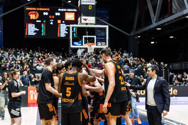 GER, easy Credit Basketball Bundesliga, Niners Chemnitz RASTA Vechta 04 01 2026, Messe, Chemnitz, GER, easy Credit Basketball Bundesliga, Niners Chemnitz RASTA Vechta Cheers from RASTA Vechta after the victory Photo Alexander Trienitz Chemnitz Messe Sachsen Germany