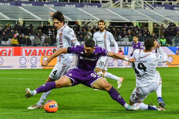CALCIO - Serie A - ACF Fiorentina vs US Cremonese Roberto Piccoli (Fiorentina) thwarted by Tommaso Barbieri (Cremonese) during ACF Fiorentina vs US Cremonese, Italian soccer Serie A match in Florence, Italy, January 04 2026 Florence Italy  Copyright: xIPAxSport ABACAx