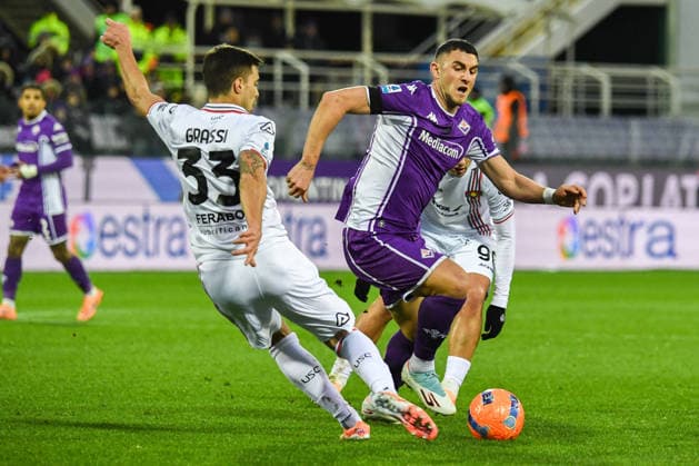 CALCIO - Serie A - ACF Fiorentina vs US Cremonese Alberto Grassi (Cremonese) thwarted by Roberto Piccoli (Fiorentina) during ACF Fiorentina vs US Cremonese, Italian soccer Serie A match in Florence, Italy, January 04 2026 Florence Italy  Copyright: xIPAxSport ABACAx