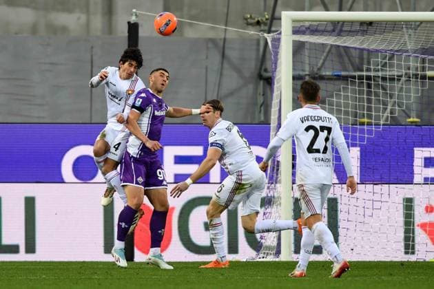 Foto IPP Giacomo Morini Firenze 04 01 2026 Campionato di calcio di serie A 2025 2026 Acf Fiorentina vs Us Cremonese. nella foto: Roberto Piccoli contrastato da Tommaso Barbieri. italy ITALY  Copyright: xR4924_italyphotopressx