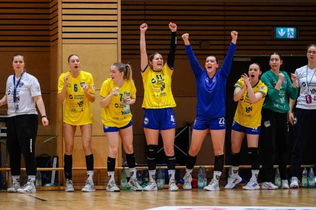 Wiebke Meyer HC Leipzig, 41 , Lilly Glimm HC Leipzig, 22 and bench cheers, goal cheers, cheers over goal , HC Leipzig vs Fuechse Berlin, Handball, 2 Alsco Handball Bundesliga Women, Matchday 12, Season 2025 2026, 04 01 2026, HC Leipzig vs Fuechse Berlin, Handball, 2 Alsco Handball Bundesliga Women, Matchday 12, Season 2025 2026, 04 01 2026 Leipzig Copyright: xEibner-Pressefoto LauraxRoemerx EP_LRR