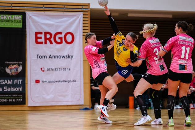 Lara Tauchmann HC Leipzig, 28 throws the ball, is held by Berliners, HC Leipzig vs Fuechse Berlin, Handball, 2 Alsco Handball Bundesliga Women, Matchday 12, Season 2025 2026, 04 01 2026, HC Leipzig vs Fuechse Berlin, Handball, 2 Alsco Handball Bundesliga Women, Matchday 12, Season 2025 2026, 04 01 2026 Leipzig Copyright: xEibner-Pressefoto LauraxRoemerx EP_LRR