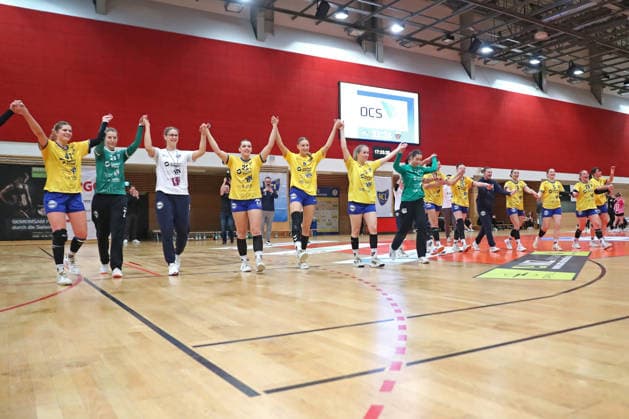 Handball, 2 Alsco HBF HC Leipzig Füchse Berlin 04 01 2026 The HC Leipzig team cheers together to the fans after their victory 2 Alsco Handball Bundesliga Frauen, HBF, Saison 2025 2026, 12 Spieltag HC Leipzig vs Füchse Berlin am 04 01 2026 in der Sporthalle Brüderstraße Leipzig Copyright: xBEAUTIFULxSPORTS JanxKaeferx