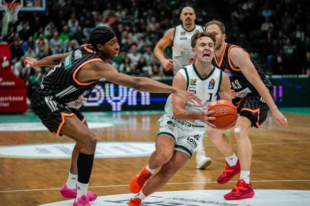 04 01 2026, xdaymx, Basketball easyCredit BBL, Gladiators Trier Ratiopharm newcomer Steven Ashworth Trier asserts himself in dribbling DFL DFB REGULATIONS PROHIBIT ANY USE OF PHOTOGRAPHS as IMAGE SEQUENCES and or QUASI VIDEO Trier