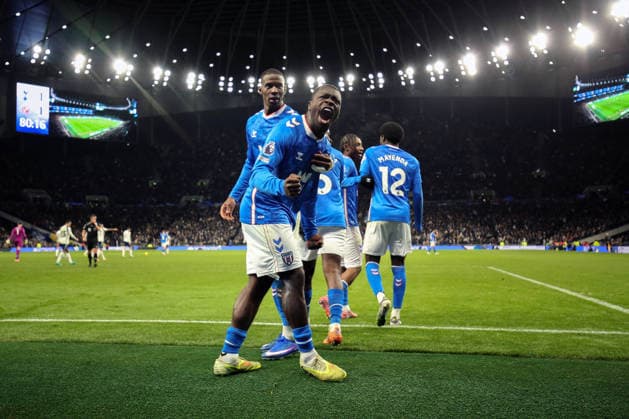 Tottenham gegen Sunderland 04. Januar 2026, London Premier League Fußball Tottenham Hotspur gegen Sunderland Brian Brobbey von Sunderland feiert den Ausgleichstreffer mit Nordi Mukiele Foto Charlotte Wilson Abseits London UK  Copyright: xCharlottexWilsonx xOffsidexOffside