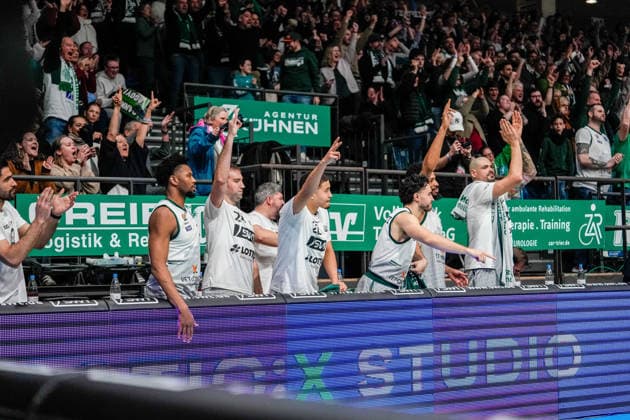 04 01 2026, xdaymx, Basketball easyCredit BBL, Gladiators Trier Ratiopharm Auswechselbank bejubelt drei Punkte Trier DFL DFB REGULATIONS PROHIBIT ANY USE OF PHOTOGRAPHS as IMAGE SEQUENCES and or QUASI VIDEO Trier