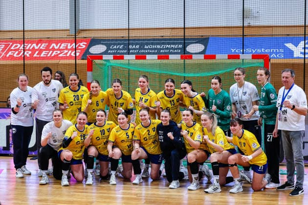 Team photo HC Leipzig with Erik Toepfer HC Leipzig, Head Coach , Staff, Lisa Lammich HC Leipzig, 76 Cheering joy after the victory, HC Leipzig vs Fuechse Berlin, Handball, 2 Alsco Handball Bundesliga Women, Matchday 12, Season 2025 2026, 04 01 2026, HC Leipzig vs Fuechse Berlin, Handball, 2 Alsco Handball Bundesliga Women, Matchday 12, Season 2025 2026, 04 01 2026 Leipzig Copyright: xEibner-Pressefoto LauraxRoemerx EP_LRR