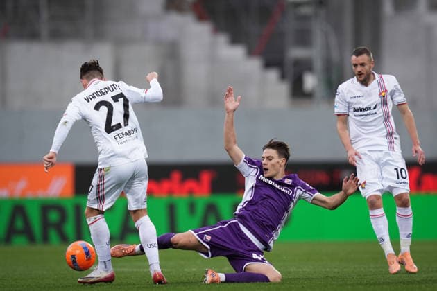 Cremonese s Jari Vandeputte fights for the ball with FiorentinaÕs Nicolo Fagioli during the Serie A soccer match between Fiorentina and Cremonese at the Artemio Franchi Stadium in Florence, north Italy - Sunday, January 4, 2026 -  Copyright: xMassimoxPaolone LaPressex
