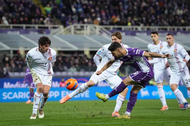 FiorentinaÕs Manor Solomon fights for the ball with Cremonese s Tommaso Barbieri during the Serie A soccer match between Fiorentina and Cremonese at the Artemio Franchi Stadium in Florence, north Italy - Sunday, January 4, 2026 -  Copyright: xMassimoxPaolone LaPressex