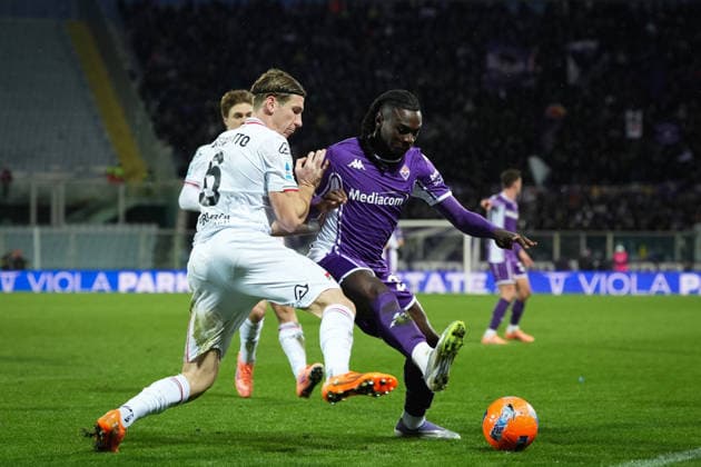 Fiorentina s Moise Kean fights for the ball with Cremonese s Federico Baschirotto during the Serie A soccer match between Fiorentina and Cremonese at the Artemio Franchi Stadium in Florence, north Italy - Sunday, January 4, 2026 -  Copyright: xMassimoxPaolone LaPressex