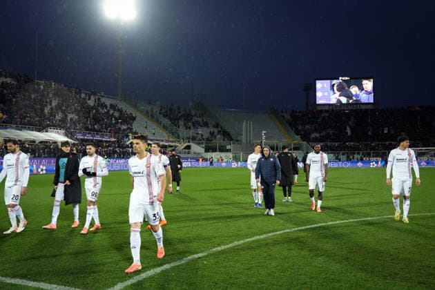 Cremonese s head coach Davide Nicola and the players of Cremonese leave the field with head down at the end of the Serie A soccer match between Fiorentina and Cremonese at the Artemio Franchi Stadium in Florence, north Italy - Sunday, January 4, 2026 -  Copyright: xMassimoxPaolone LaPressex