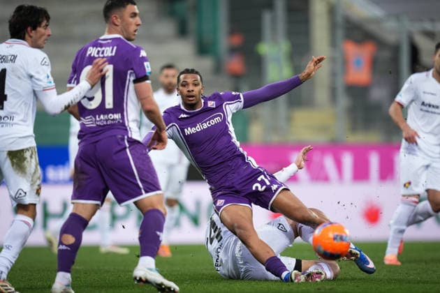 Fiorentina s Cher Ndour fights for the ball with Cremonese s Filippo Terracciano during the Serie A soccer match between Fiorentina and Cremonese at the Artemio Franchi Stadium in Florence, north Italy - Sunday, January 4, 2026 -  Copyright: xMassimoxPaolone LaPressex