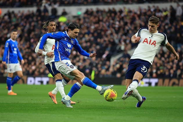 Tottenham Hotspur v Sunderland, Premier League Sunderland Midfielder Enzo Le FÃ e (28) under Pressure from Tottenham Hotspur Defender Micky van de Ven (37) during the Premier League match between Tottenham Hotspur and Sunderland at Tottenham Hotspur Stadium, London, UK on 4 January 2026. Editorial use only DataCo restrictions apply See www.football-dataco.com , Copyright: xChrisxFoxwellx PSI-23530-0076