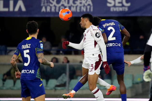 Torino™s Saul Coco, Verona s Daniel Oyegoke during the Serie A soccer match between Hellas Verona and Torino FC at the Bentegodi Stadium in Verona, north west Italy - Sunday , January 04 , 2026. - Soccer .  Copyright: xPaolaxGarbuio Lapressex