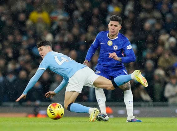 Manchester, England, 4th January 2026. Phil Foden of Manchester City tackled by Enzo Fernandez of Chelsea during the Manchester City vs Chelsea Premier League match at the Etihad Stadium, Manchester. Picture credit should read: Andrew Yates Sportimage EDITORIAL USE ONLY. No use with unauthorised audio, video, data, fixture lists, club league logos or live services. Online in-match use limited to 120 images, no video emulation. No use in betting, games or single club league player publications. SPI_031_AY_Man_City_Chelsea SPI-4432-0031