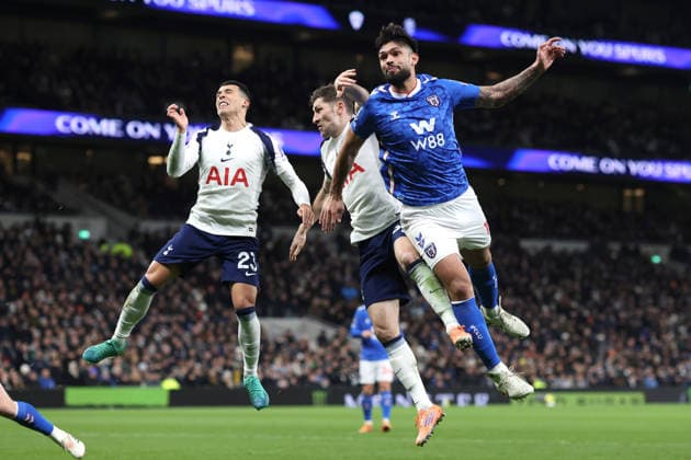 Tottenham gegen Sunderland 04. Januar 2026, London Premier League Fußball Tottenham Hotspur gegen Sunderland Pedro Porro und Ben Davies von Tottenham Hotspur und Omar Alderete von Sunderland versuchen es mit einem Kopfball Foto Charlotte Wilson Abseits London UK  Copyright: xCharlottexWilsonx xOffsidexOffside