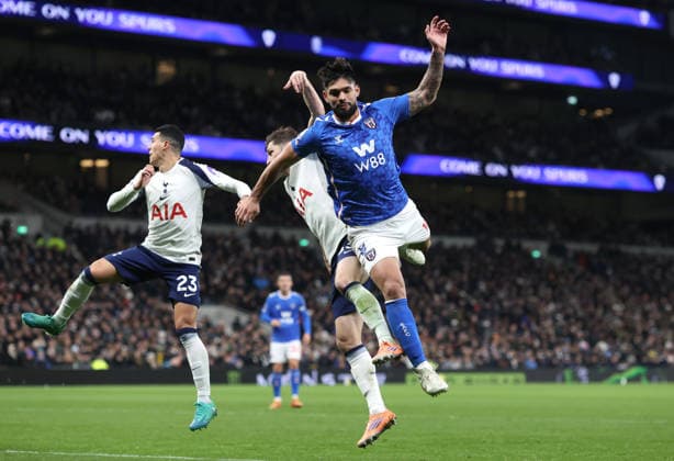 Tottenham gegen Sunderland 04. Januar 2026, London Premier League Fußball Tottenham Hotspur gegen Sunderland Omar Alderete von Sunderland steigt zu einem Kopfball hoch Foto Charlotte Wilson Abseits London UK  Copyright: xCharlottexWilsonx xOffsidexOffside