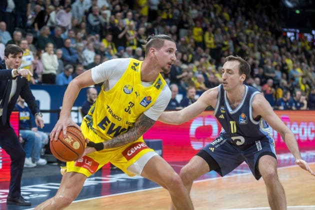 Oldenburg, Lower Saxony, DEU, 04 01 2026, Tomislav Zubcic left, EWE Baskets Oldenburg and Moses Wood right, Alba Berlin EWE Baskets Oldenburg vs Alba Berlin Basketball 1 Basketball Bundesliga Season 2025 2026, Matchday 14, Big EWE Arena EWE Baskets Oldenburg vs Alba Berlin