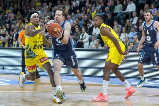Oldenburg, Lower Saxony, DEU, 04 01 2026, Justin Bean center, Alba Berlin , Michale Kyser left, EWE Baskets Oldenburg and James Woodard right, EWE Baskets Oldenburg and Malte Delow right, Alba Berlin EWE Baskets Oldenburg vs Alba Berlin Basketball 1 Basketball Bundesliga Season 2025 2026, Matchday 14, Grosse EWE Arena EWE Baskets Oldenburg vs Alba Berlin