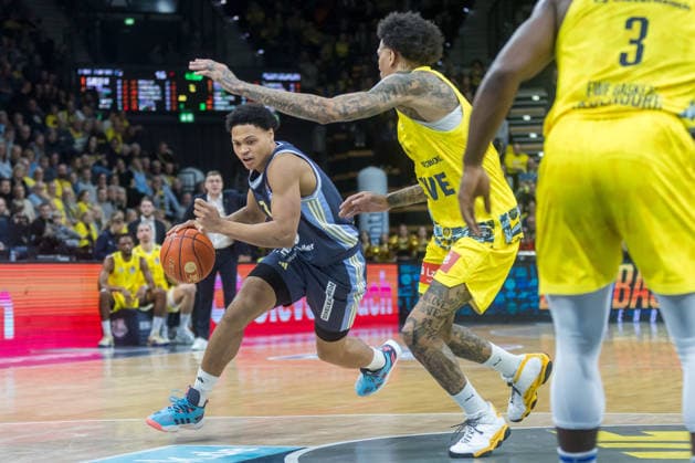 Oldenburg, Lower Saxony, DEU, 04 01 2026, Jack Kayil left, Alba Berlin and Michale Kyser center, EWE Baskets Oldenburg EWE Baskets Oldenburg vs Alba Berlin Basketball 1 Basketball Bundesliga Season 2025 2026, Matchday 14, Grosse EWE Arena EWE Baskets Oldenburg vs Alba Berlin